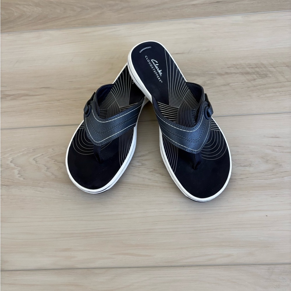 EUC Clarks Women’s Reyna Navy and White Sandals 9